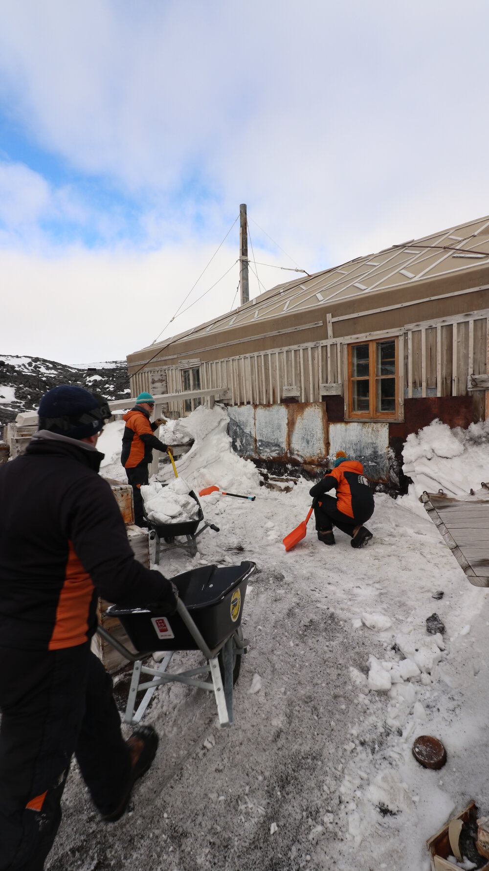 2017-18 Shackleton's 'Nimrod' hut, snow removal, AHT conservation team members