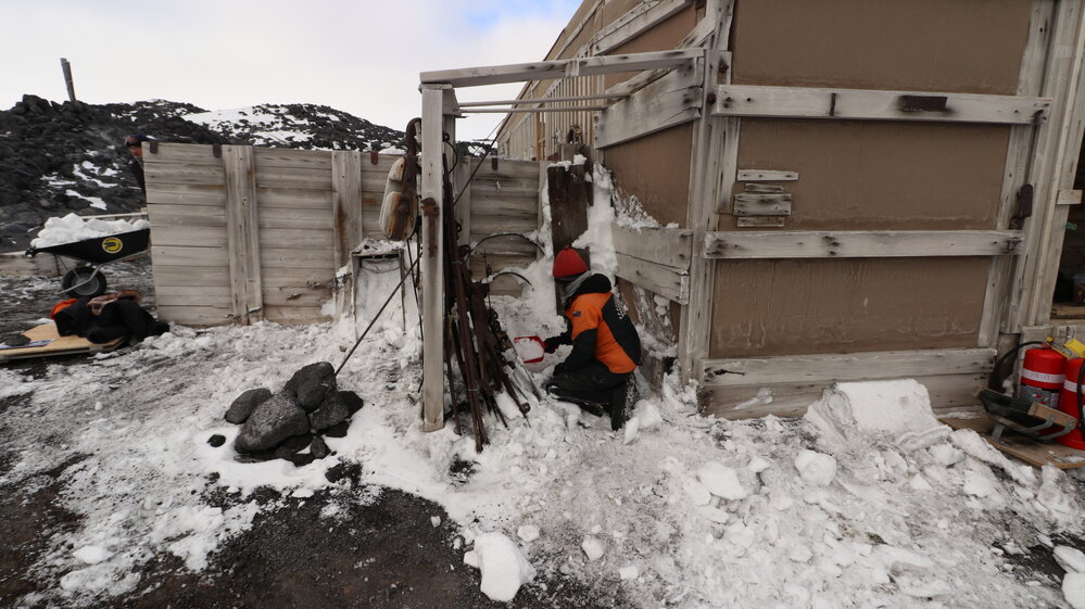 2017-18 Shackleton's 'Nimrod' hut, snow removal, AHT's Lizzie Meek