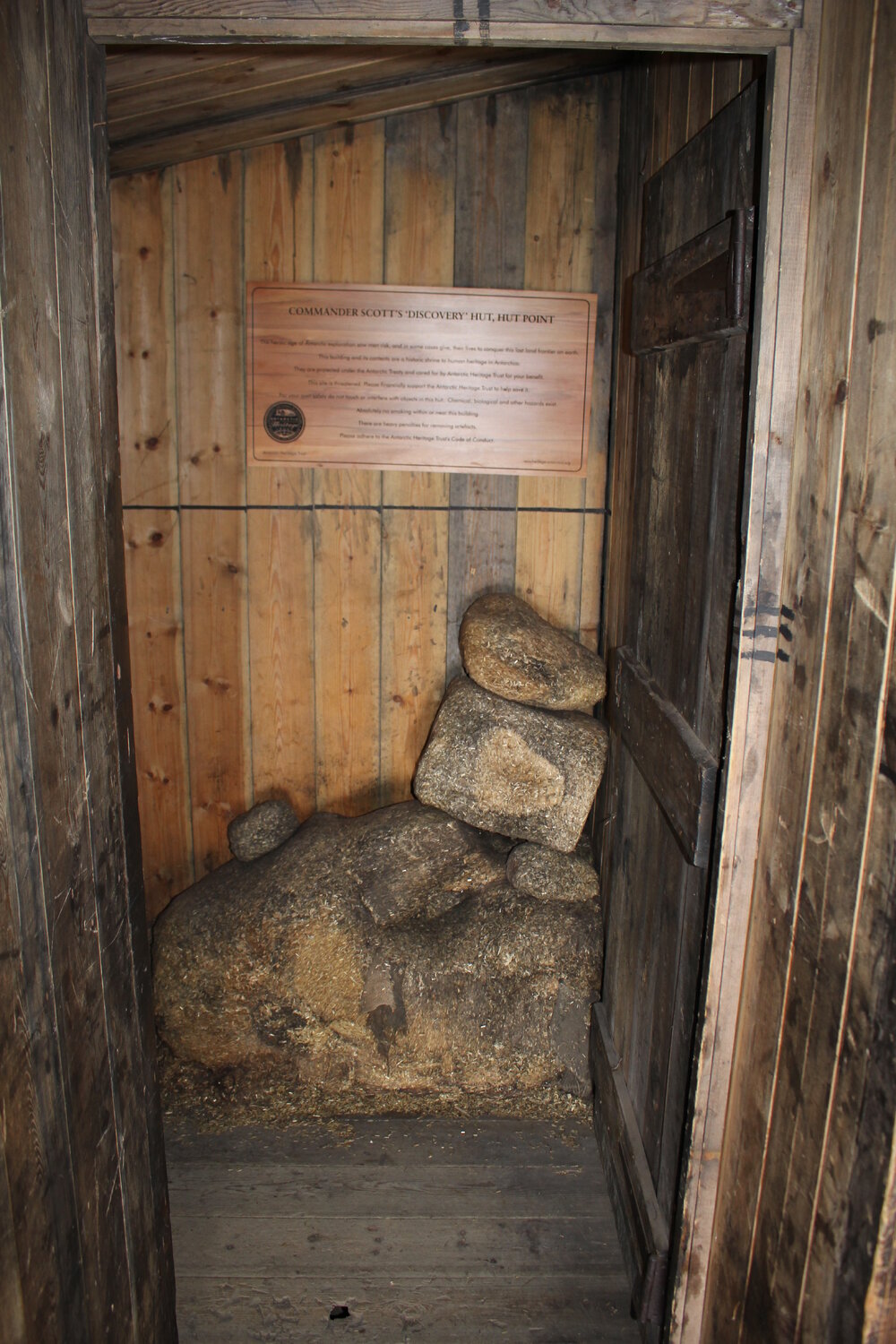 2017-18 Scott's 'Discovery' hut inspection, interior (002)