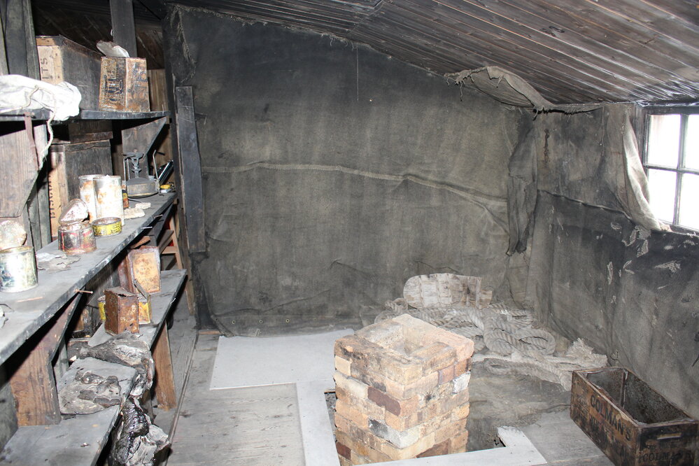 2017-18 Scott's 'Discovery' hut inspection, interior (012)
