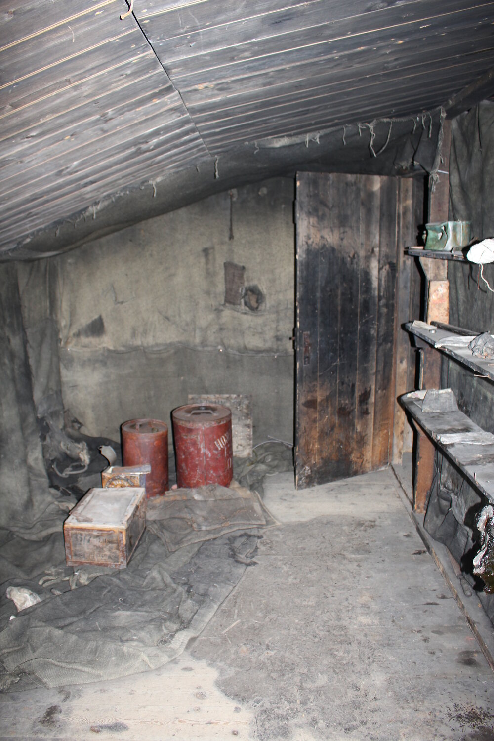 2017-18 Scott's 'Discovery' hut inspection, interior (014)