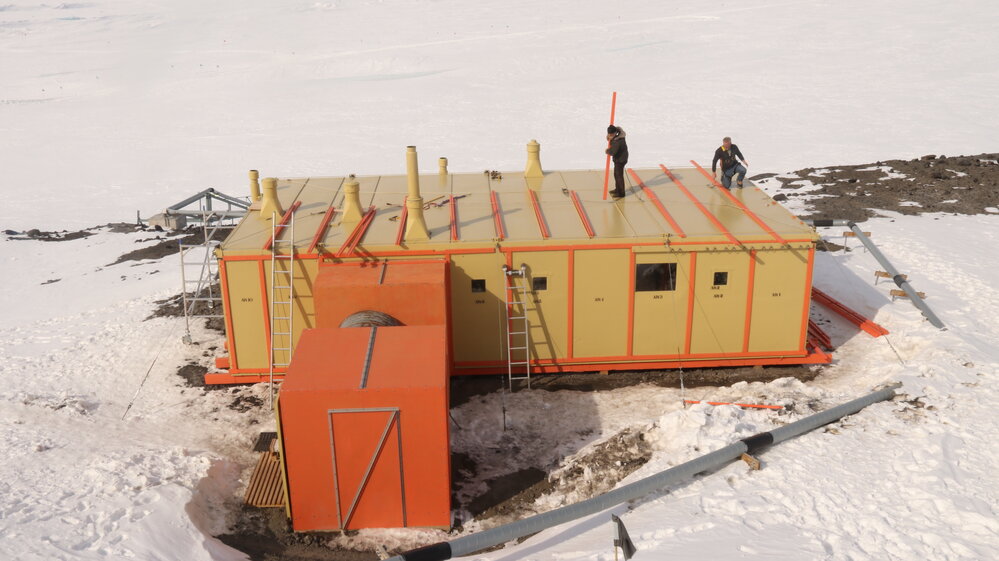 2017-18 Hillary's TAE/IGY hut, work task, AHT staff recladding roof (006)