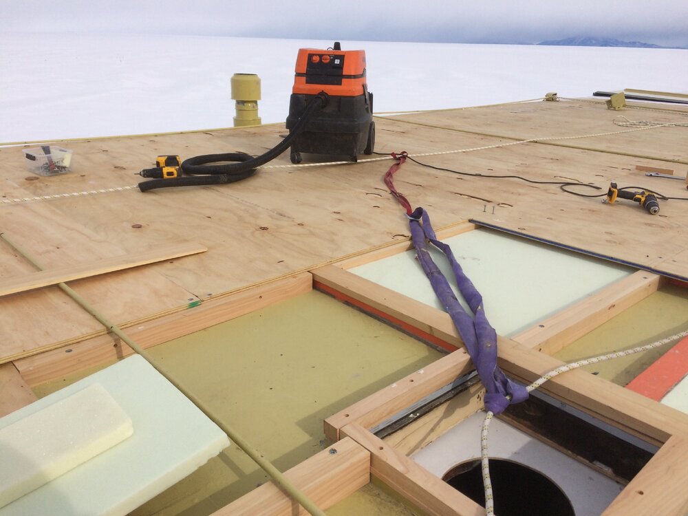 2017-18 Hillary's TAE/IGY hut, work task, roof during recladding (013)