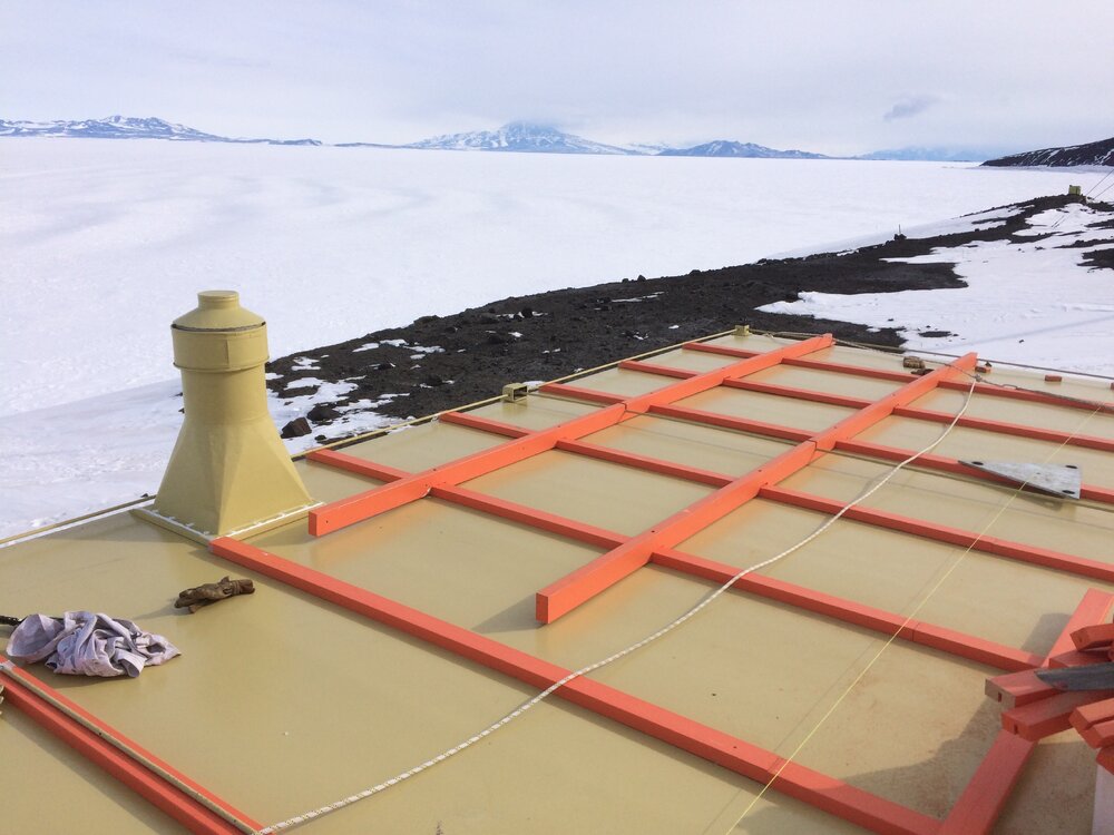 2017-18 Hillary's TAE/IGY hut, work task, roof during recladding (019)