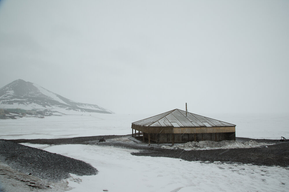 2017-18 Scott's 'Discovery' hut in light snow conditions