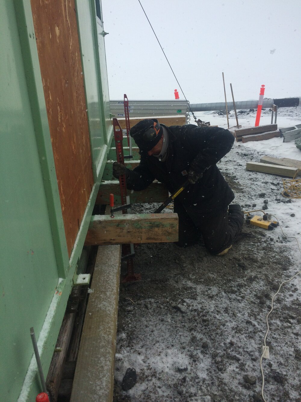 2016-17 AHT's Doug Henderson operating jack on West elevation, Hillary's TAE/IGY hut