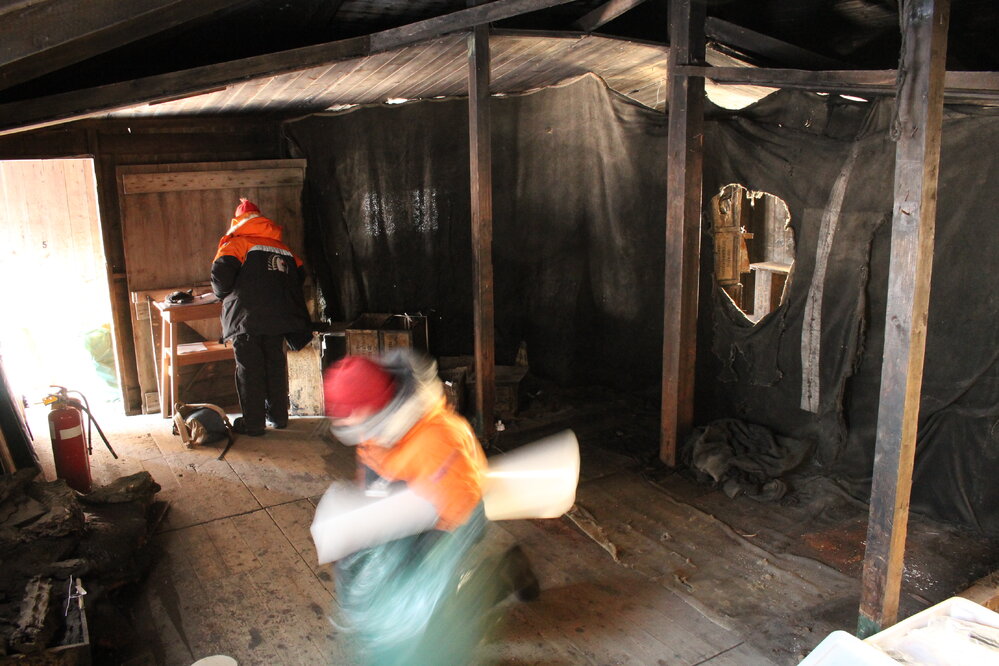 2013-14 Scott's 'Discovery' hut interior from a time lapse camera (004)