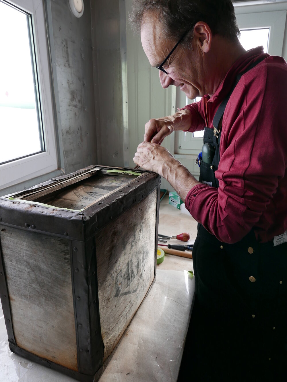2018-19 Conservators at Work, Martin Wenzel working with a Venesta case (001)