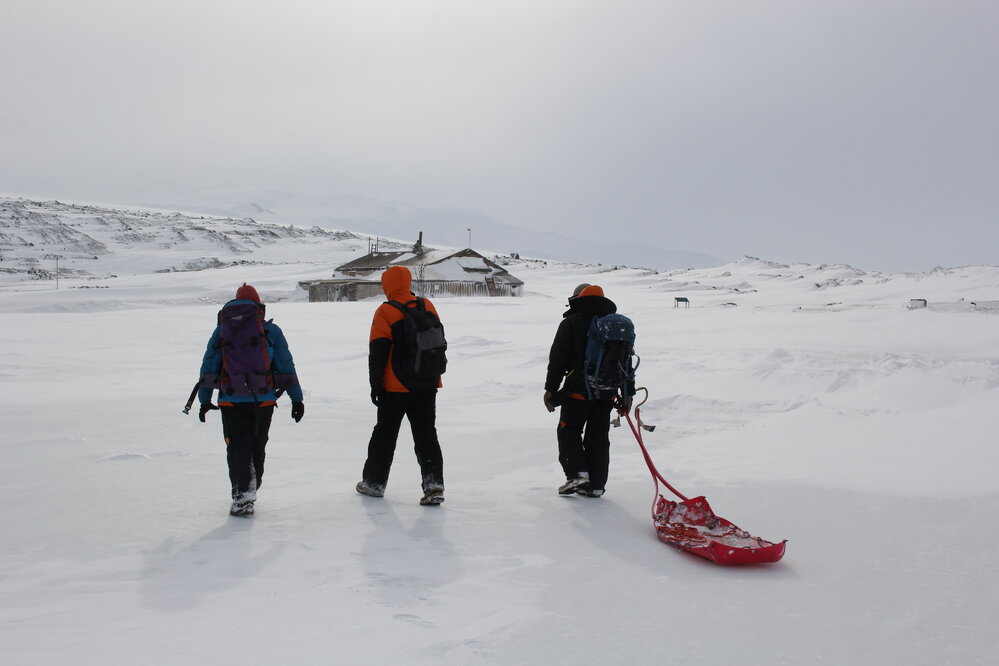 2018-19 AHT team walks to work, Cape Evans (001)