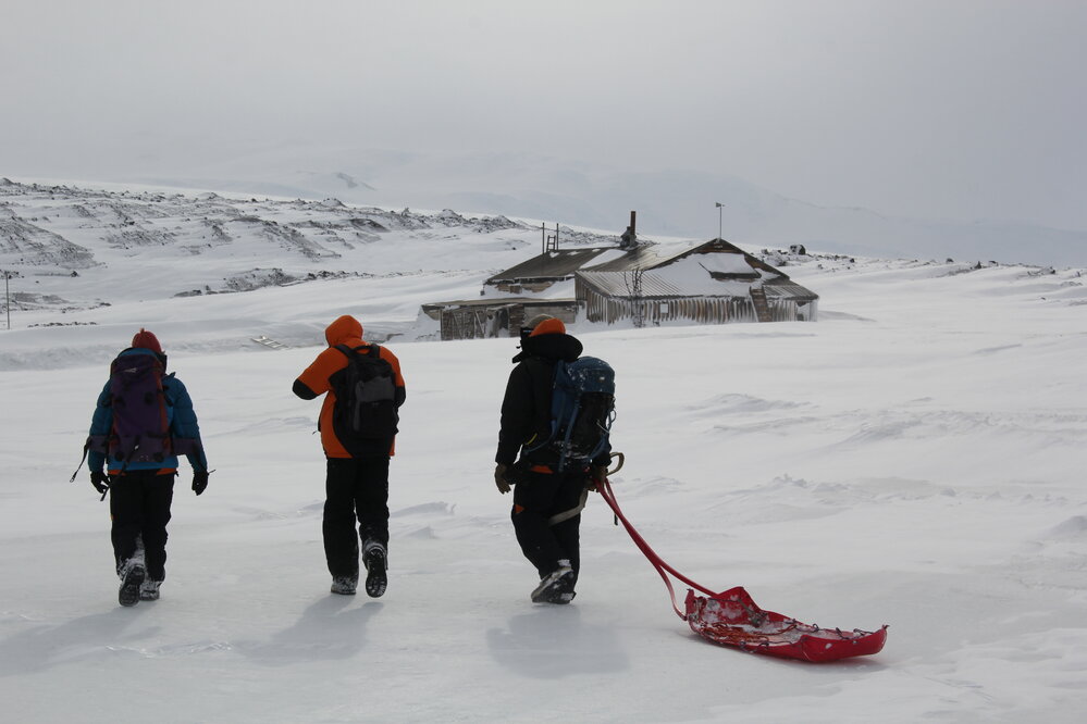 2018-19 AHT team walks to work, Cape Evans (002)