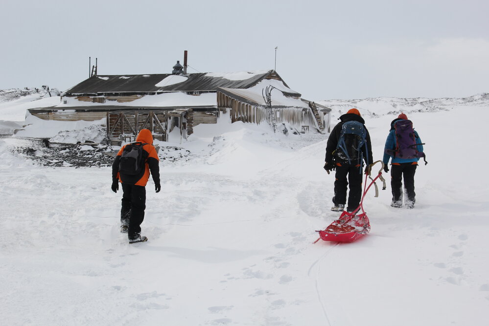 2018-19 AHT team walks to work, Cape Evans (003)