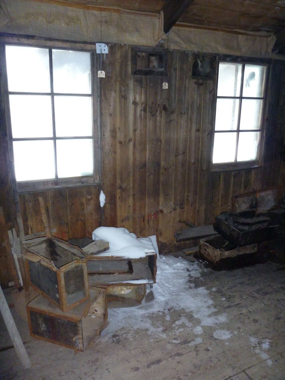 Snow ingress, main space of Scott's 'Discovery' hut (002)