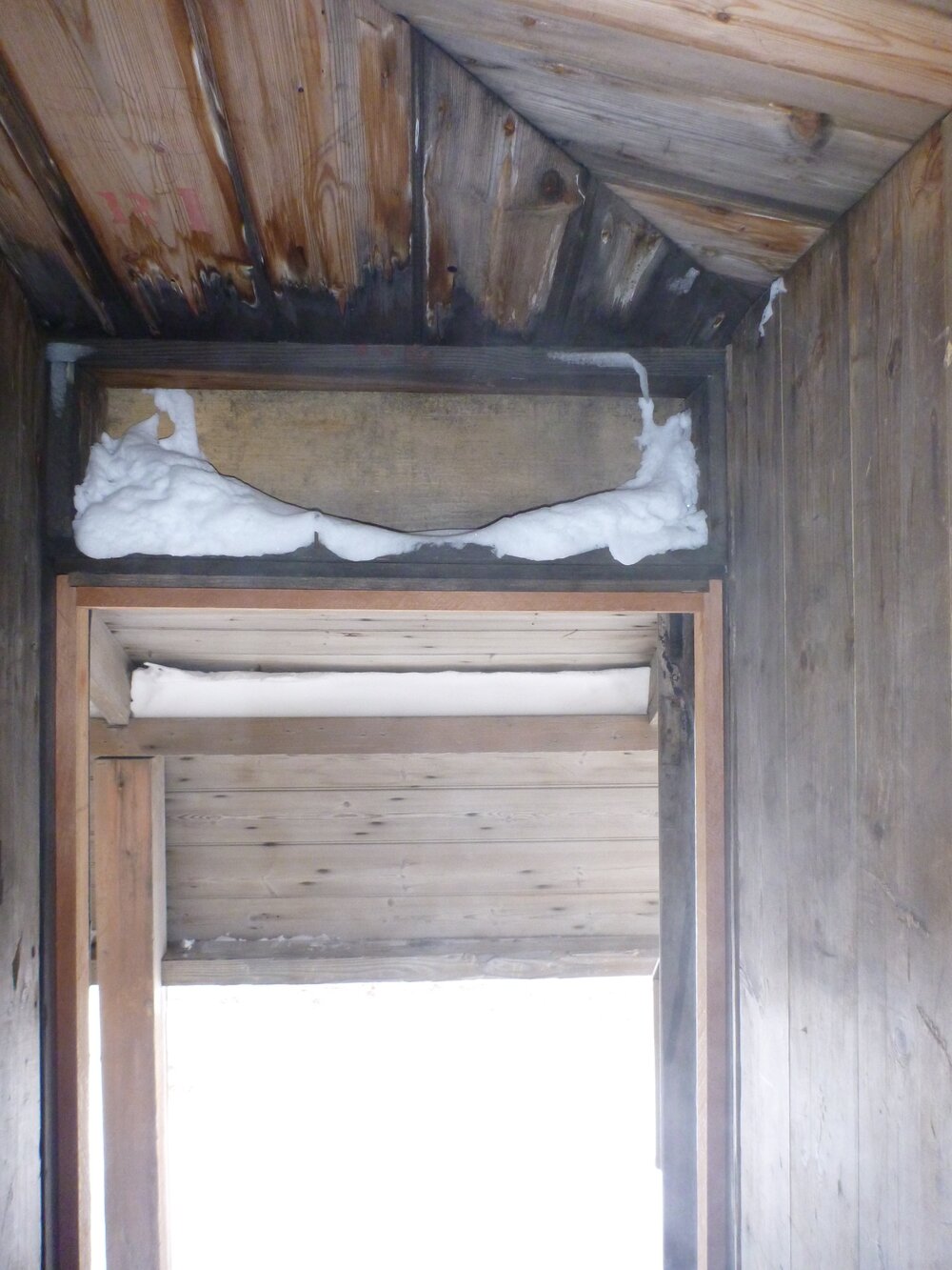 Snow ingress above door, Scott's 'Discovery' hut (002)