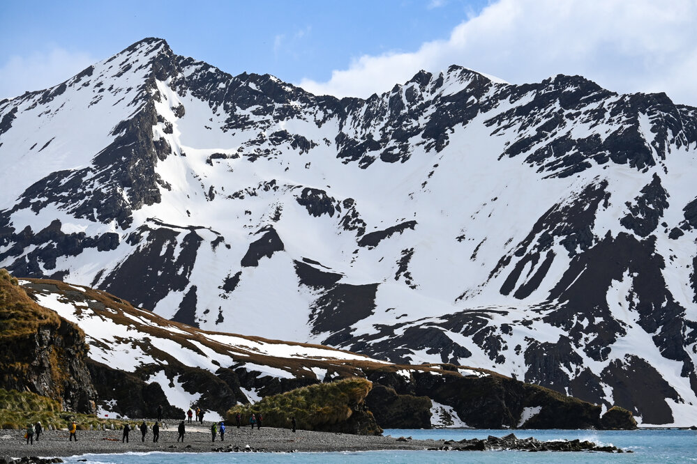Inspiring Explorers and passengers explore Fortuna Bay (001)