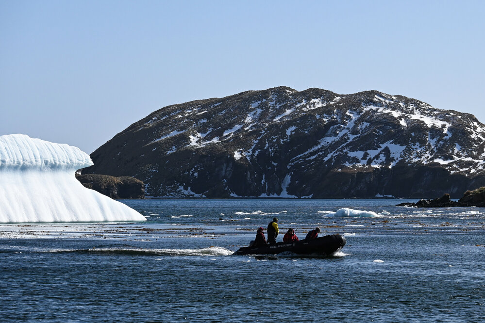 Inspiring Explorers and passengers in a Zodiac, Godthul (001)