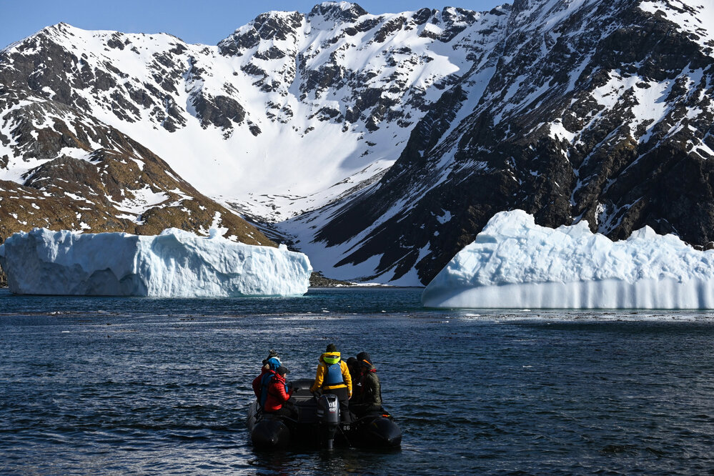 Inspiring Explorers and passengers in a Zodiac, Godthul (002)