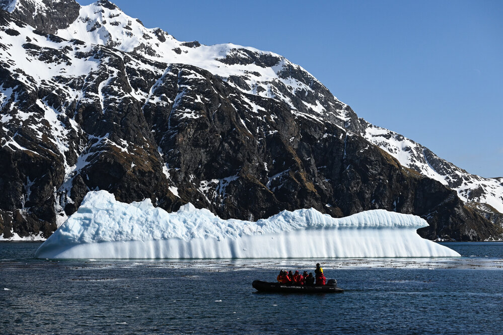 Inspiring Explorers and passengers in a Zodiac, Godthul (003)