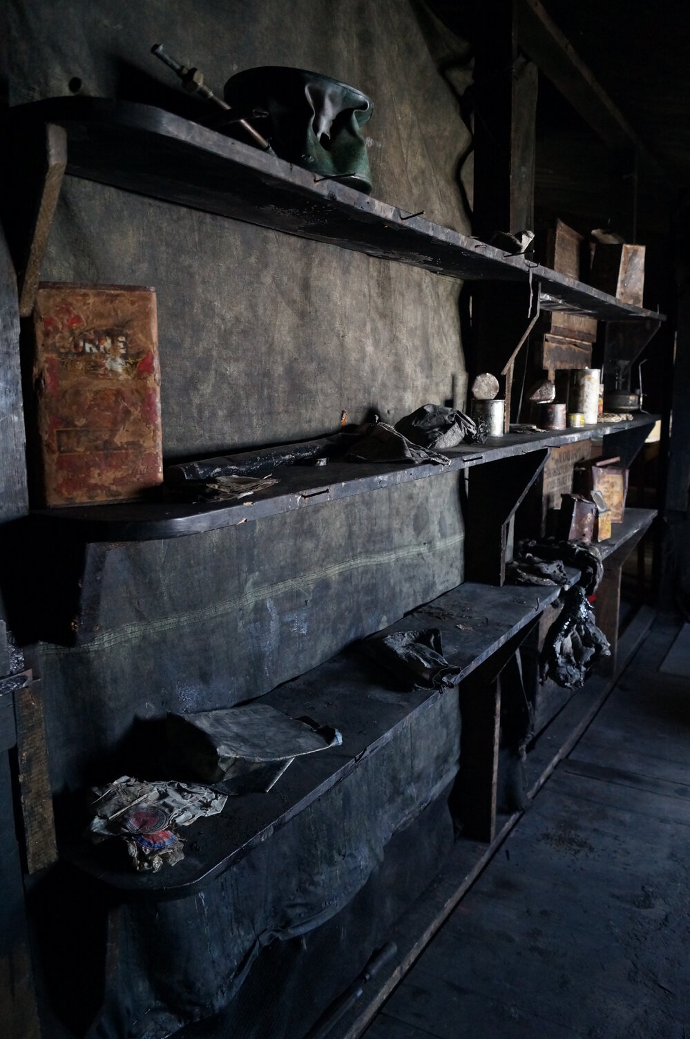 2014-15 Scott's 'Discovery' hut artefact repopulation, Physical Laboratory