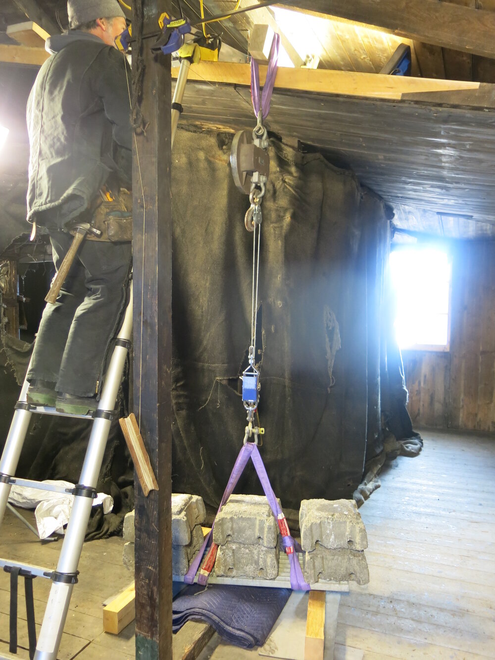 2014-15 Scott's 'Discovery' hut, AHT's Gord Macdonald conducting ceiling load tests (002)