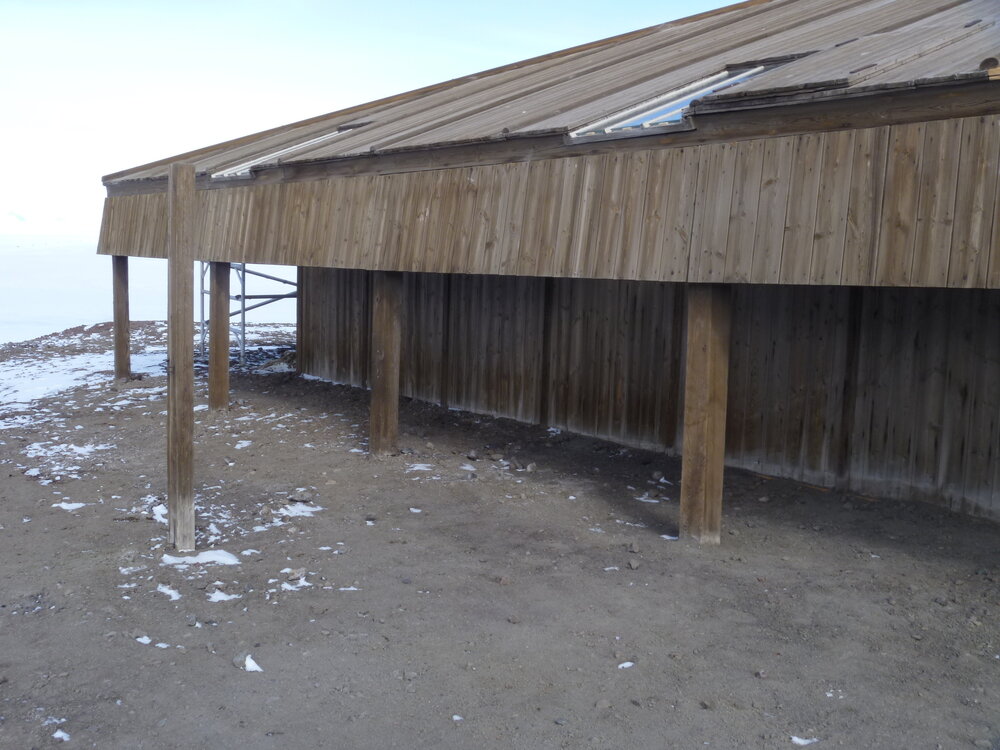 2014-14 Scott's 'Discovery' hut, modern post on Eastern aspect (001)