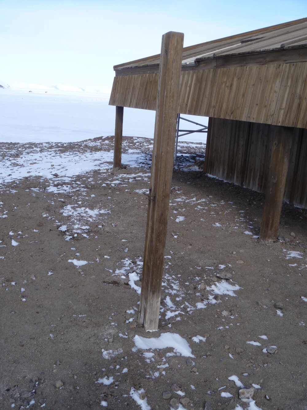 2014-14 Scott's 'Discovery' hut, modern post on Eastern aspect (002)