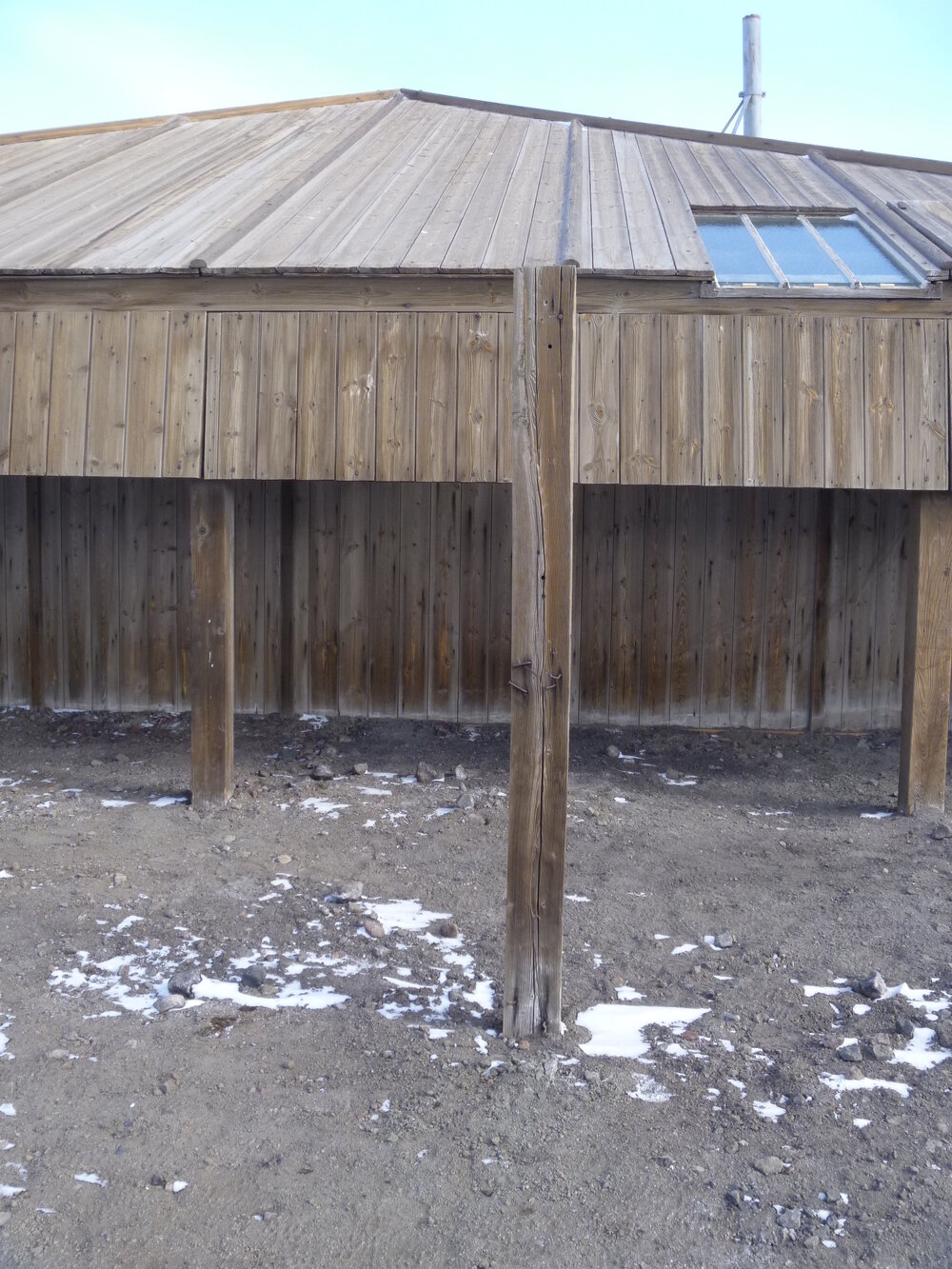 2014-14 Scott's 'Discovery' hut, modern post on Eastern aspect (003)