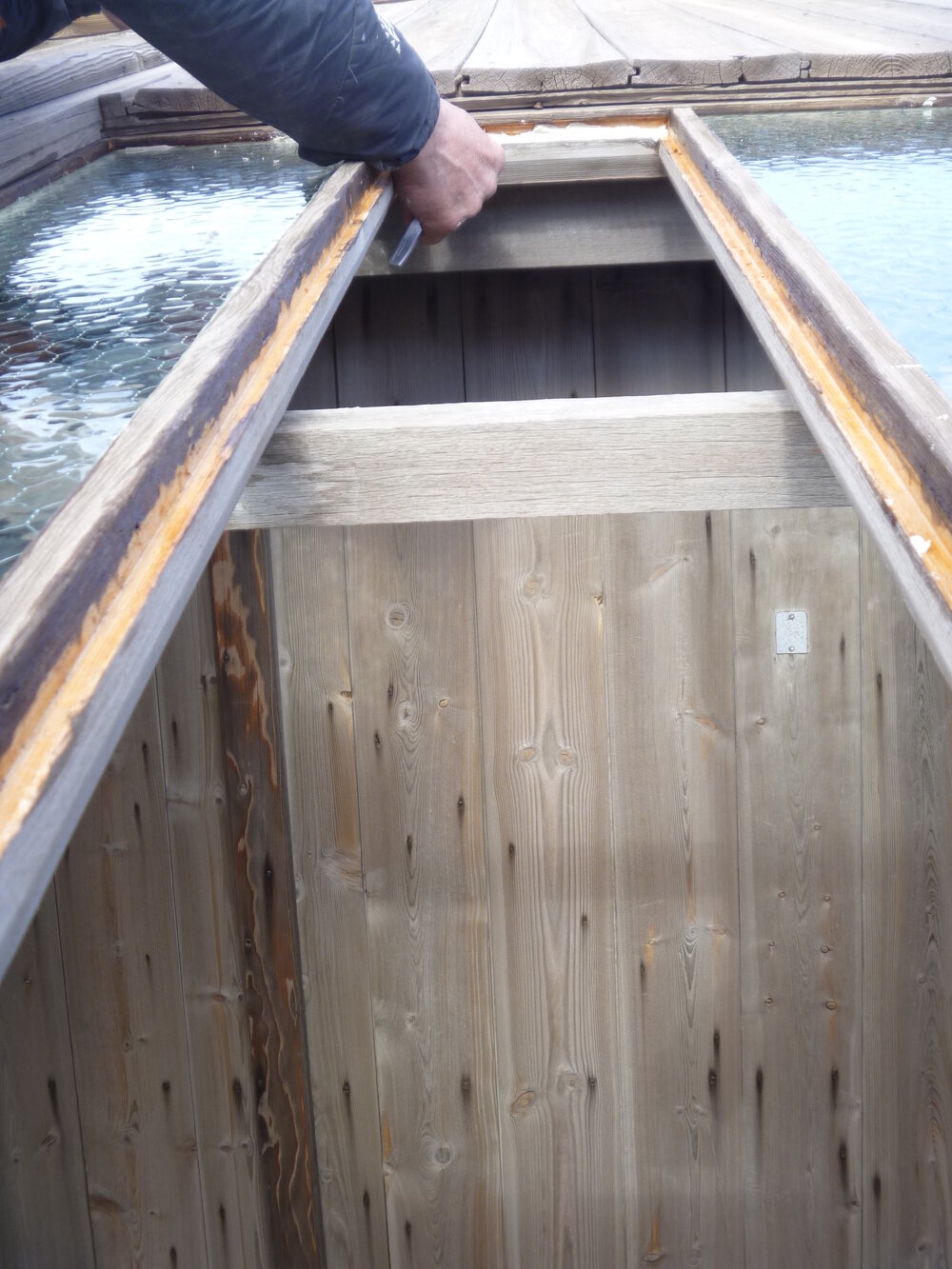 2014-15 Scott's 'Discovery' hut, AHT's Torbj&Atilde;&cedil;rn Prytz applying window putty
