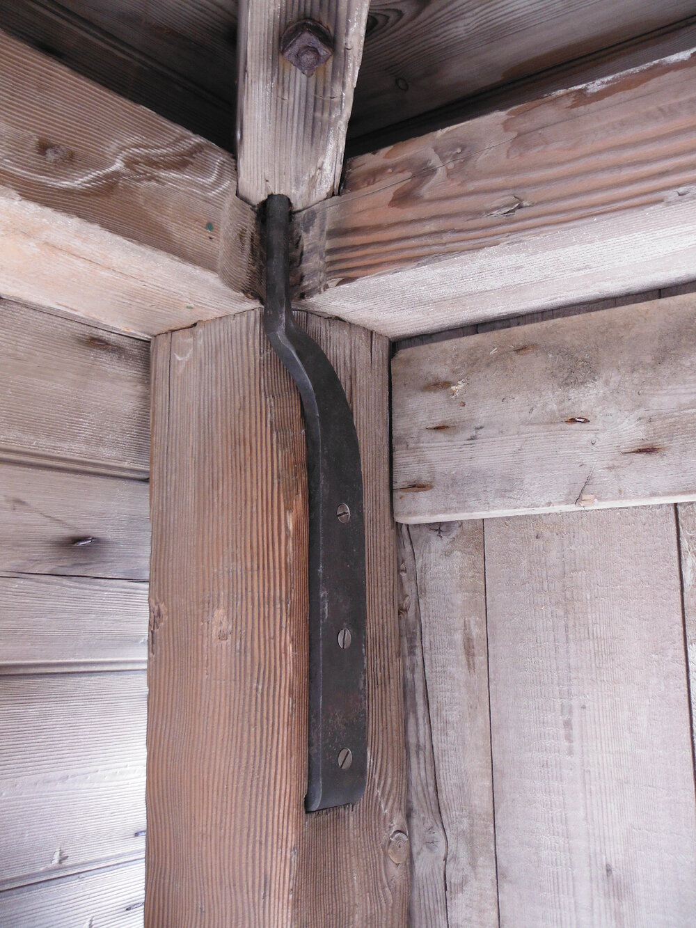 2014-15 Scott's 'Discovery' hut, veranda corner junction and metal bracket