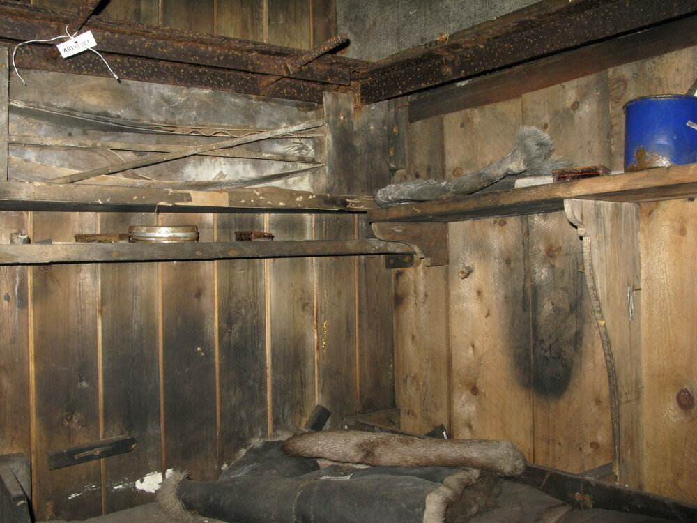 2010-11 Day's bunk inside Scott's 'Terra Nova' hut, Cape Evans (002)