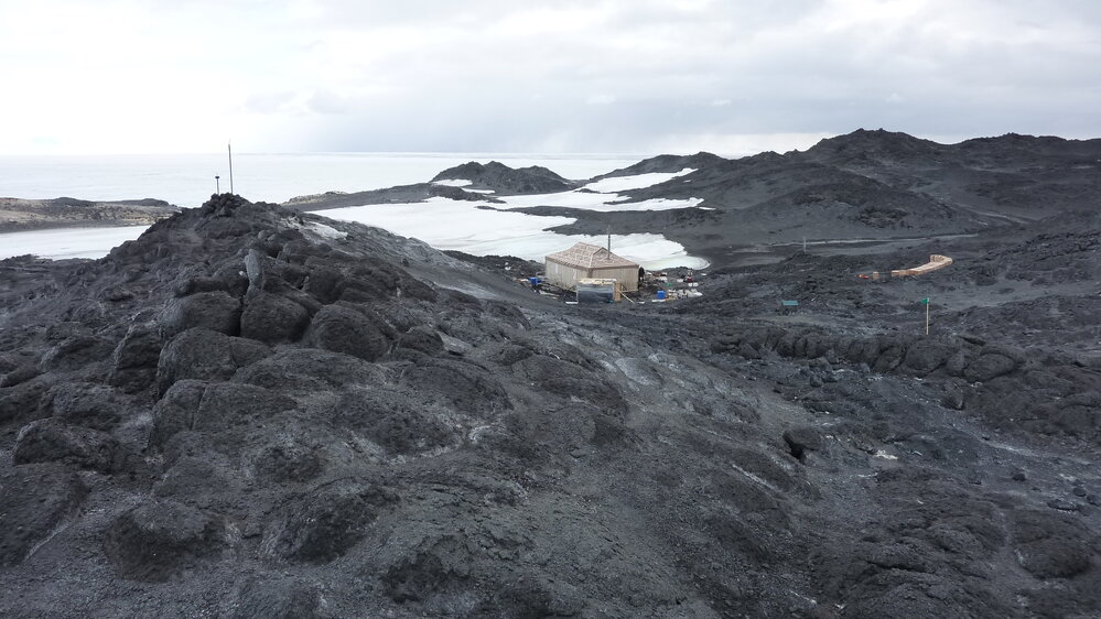 2010-11 Shackleton's 'Nimrod' hut from a distance