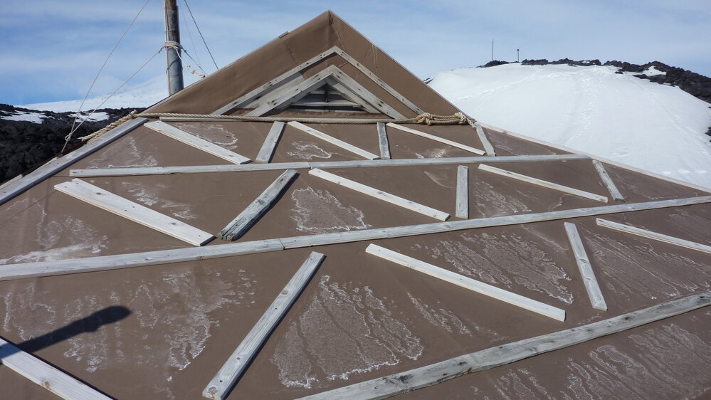 2010-11 Salt deposits on the roofing material of Shackleton's 'Nimrod' hut (002)