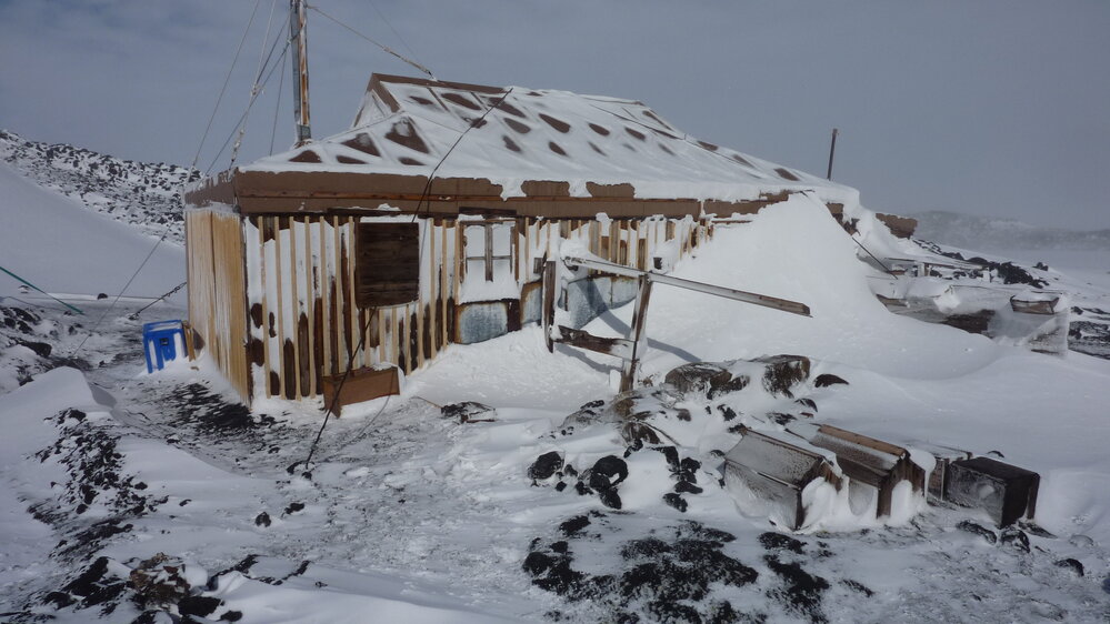2010-11 Snow build-up outside Shackleton's 'Nimrod' hut, Cape Royds (001)