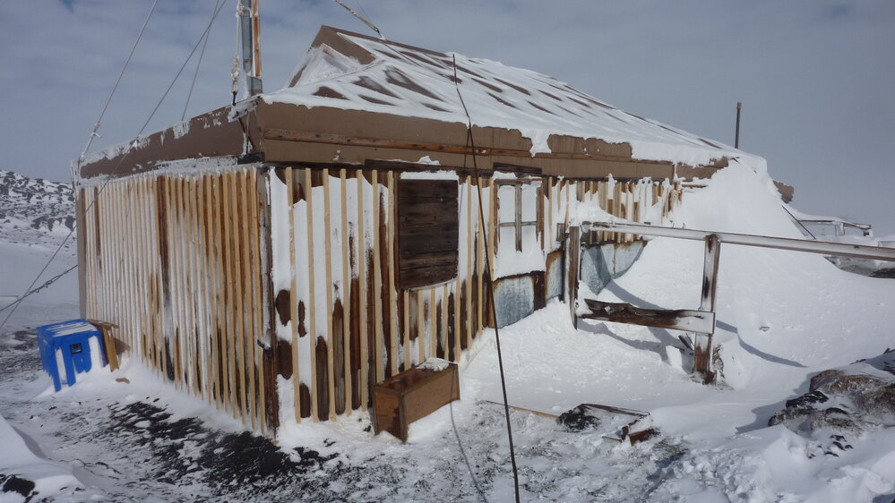 2010-11 Snow build-up outside Shackleton's 'Nimrod' hut, Cape Royds (004)