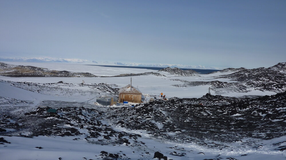 2010-11 East wall of Shackleton's 'Nimrod' hut, Cape Royds