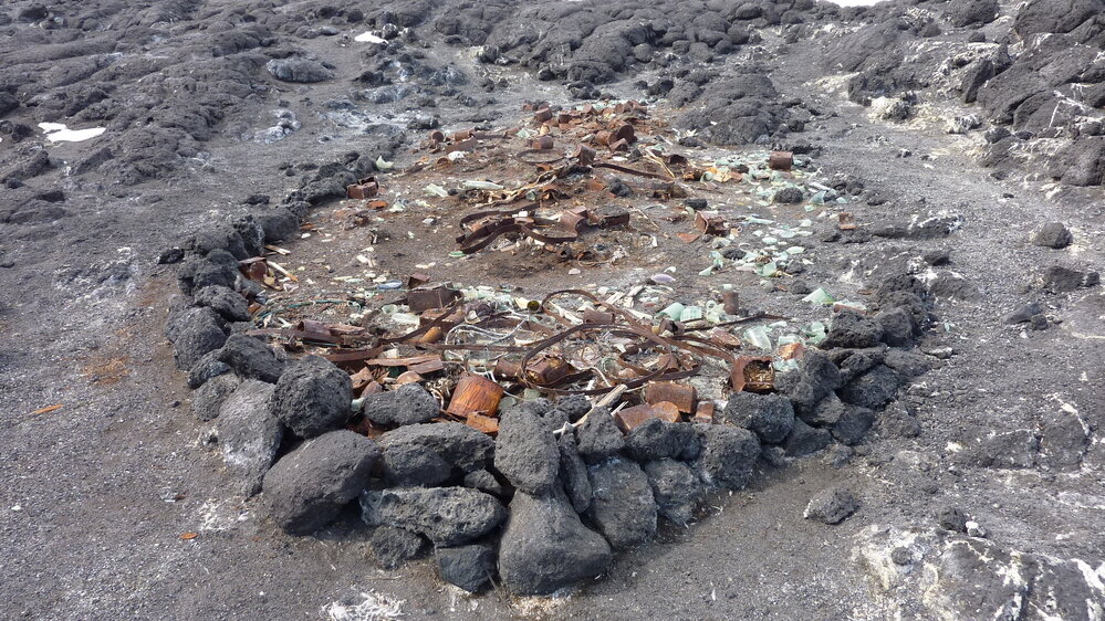 2010-11 Historic midden at Cape Royds (001)
