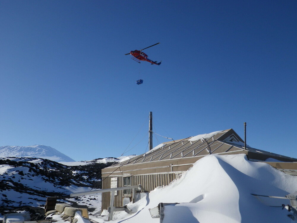 Shackleton's 'Nimrod' hut and helicopter