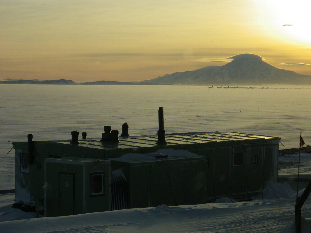 Mount Discovery and Hillary's TAE/IGY hut