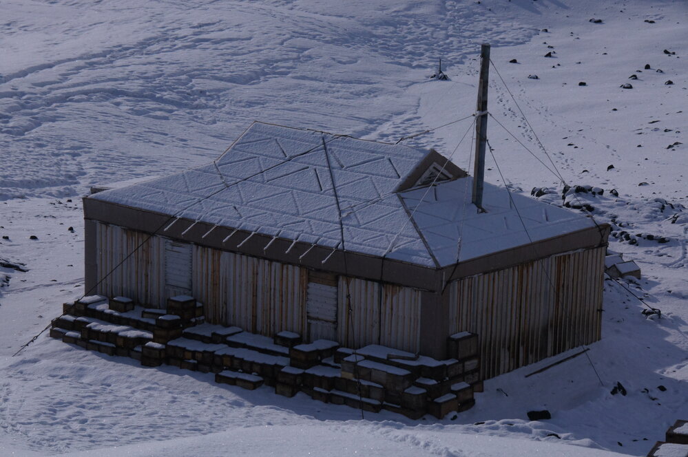 Southeast elevation, Shackleton's 'Nimrod' hut (001)