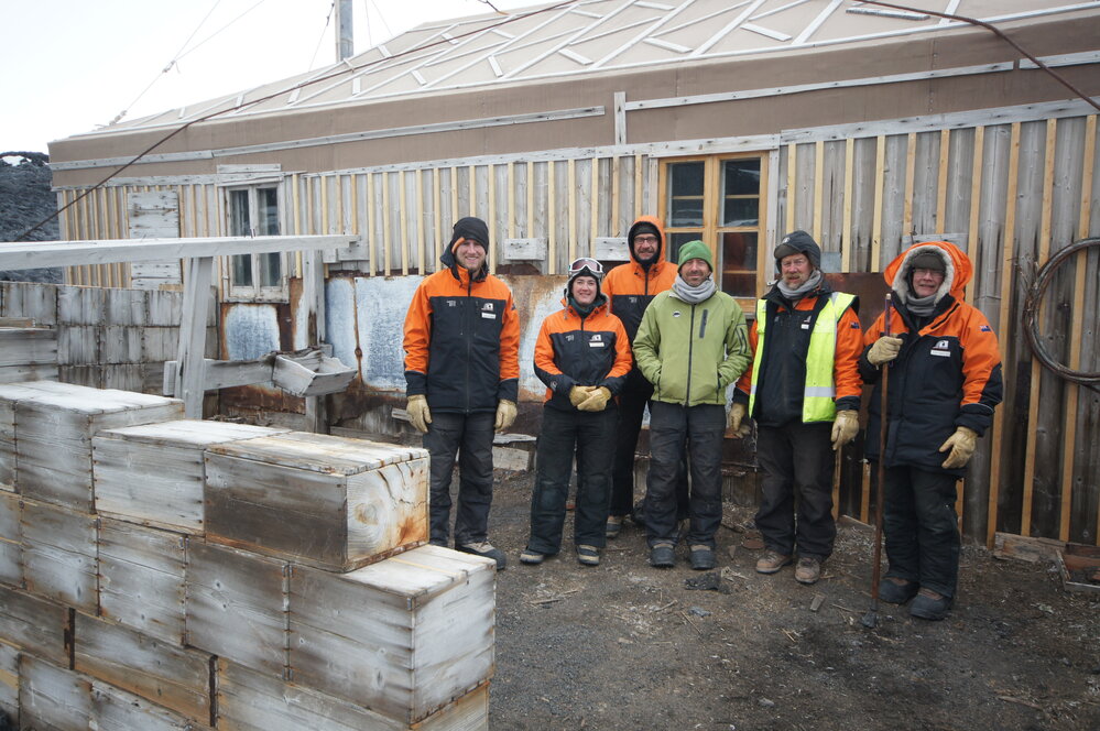 K170 crew at Shackleton's 'Nimrod' hut 