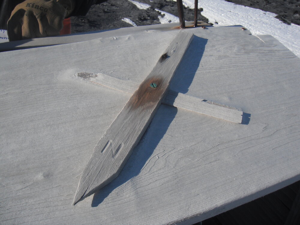 Compass on Stevenson screen (001)
