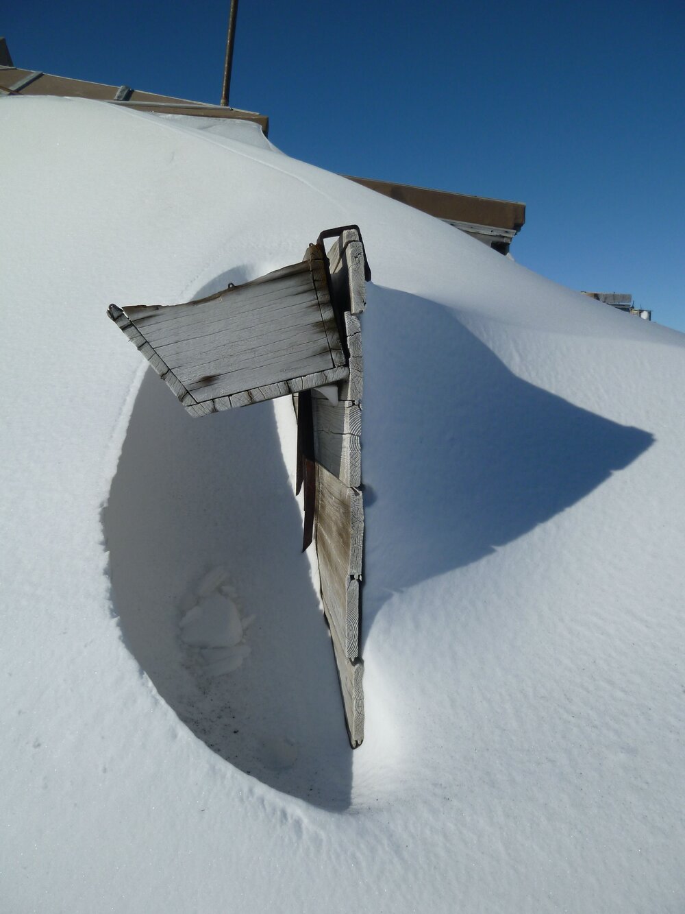 Snow build-up, Shackleton's 'Nimrod' hut (001)