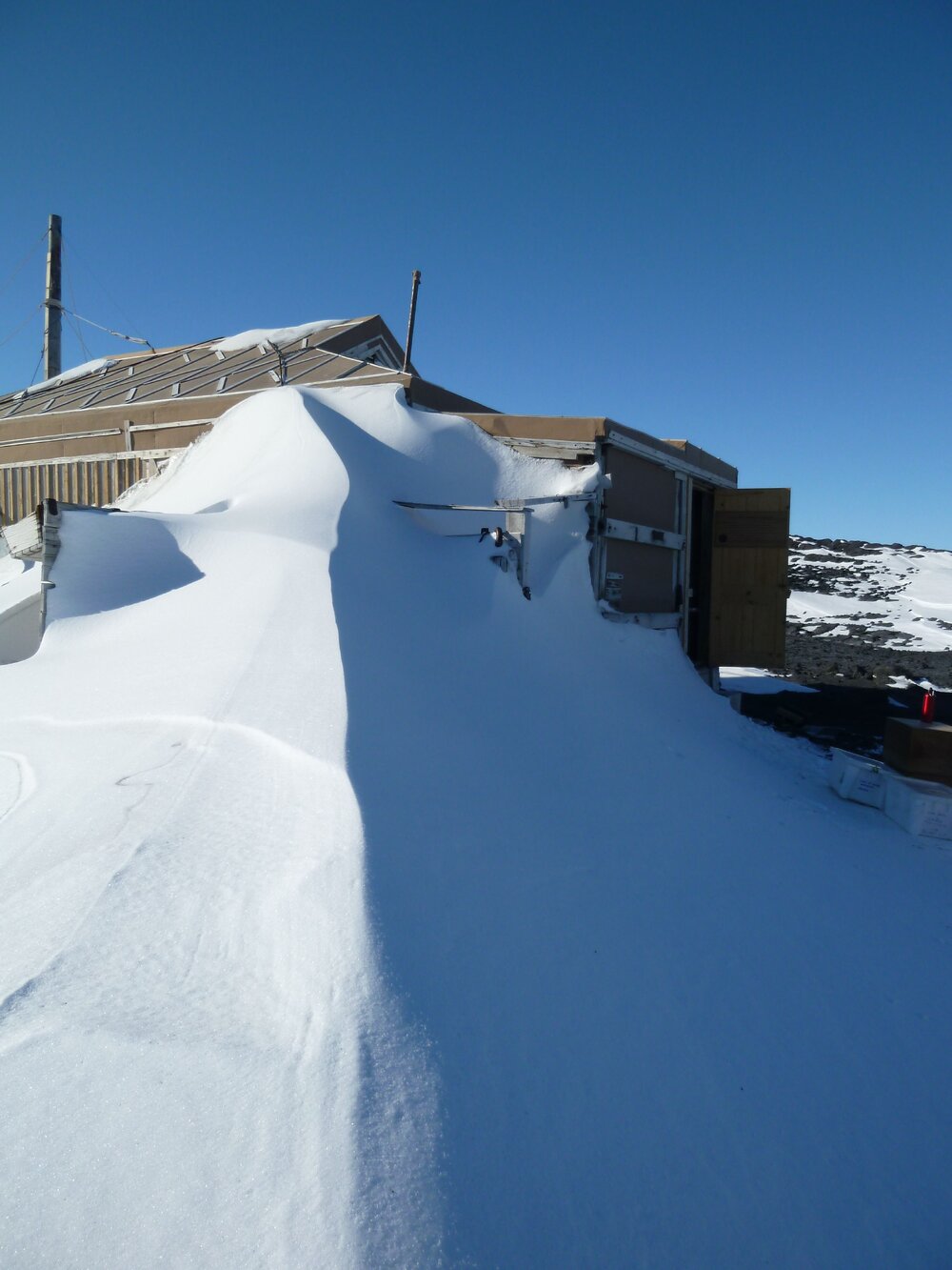 Snow build-up, Shackleton's 'Nimrod' hut (002)