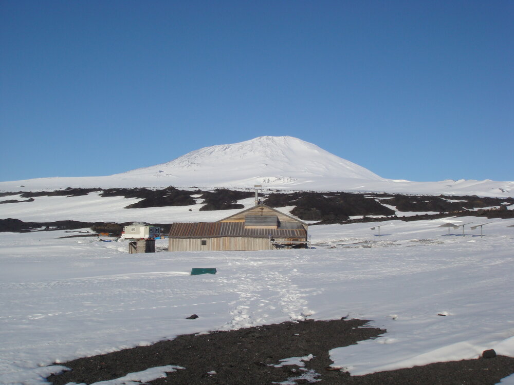 Work under way on Scott's 'Terra Nova' hut