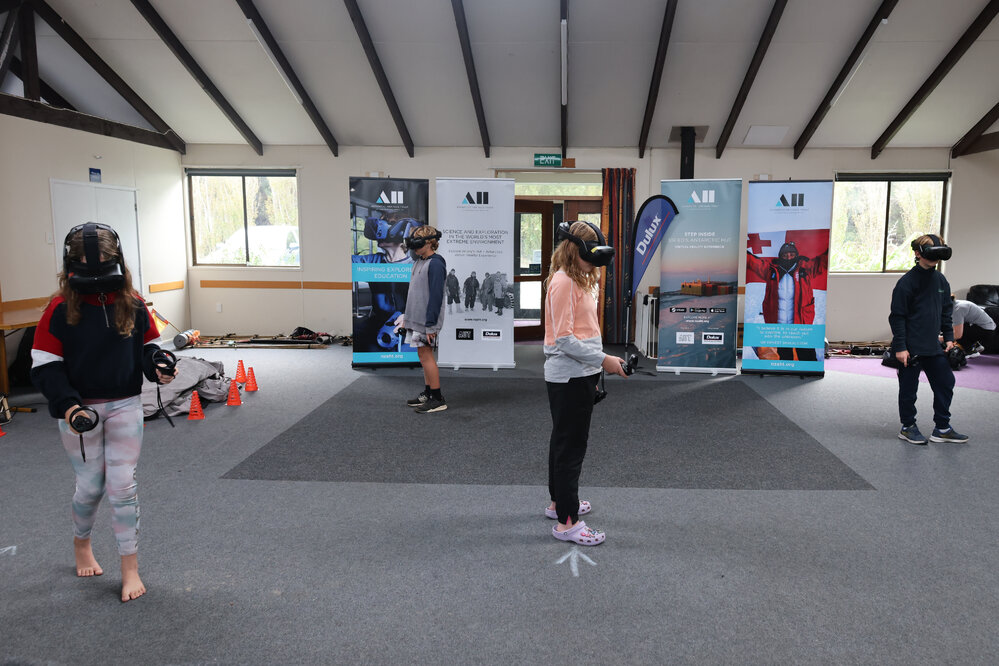 Young Inspiring Explorers experience Hillary's hut VR (005)