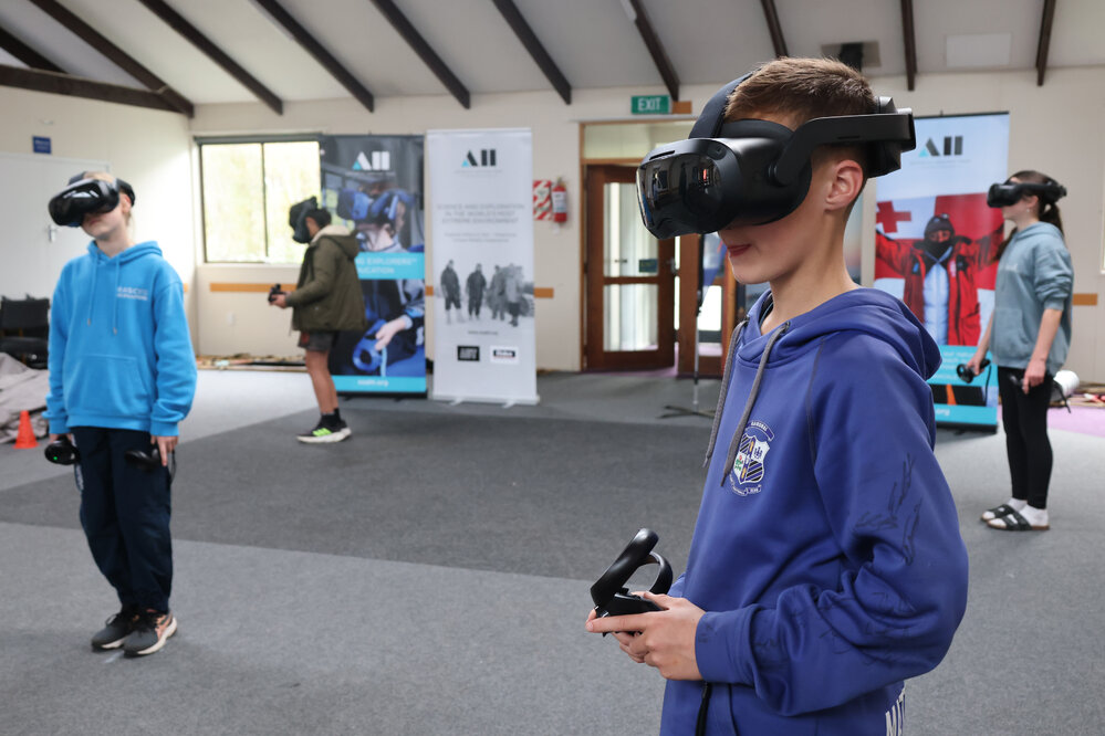 Young Inspiring Explorers experience Hillary's hut VR (019)