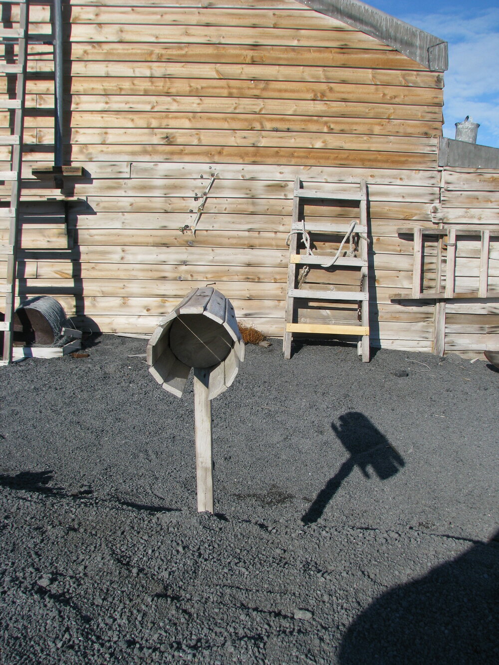 Instrument shelter, purpose unknown, Cape Evans (002)