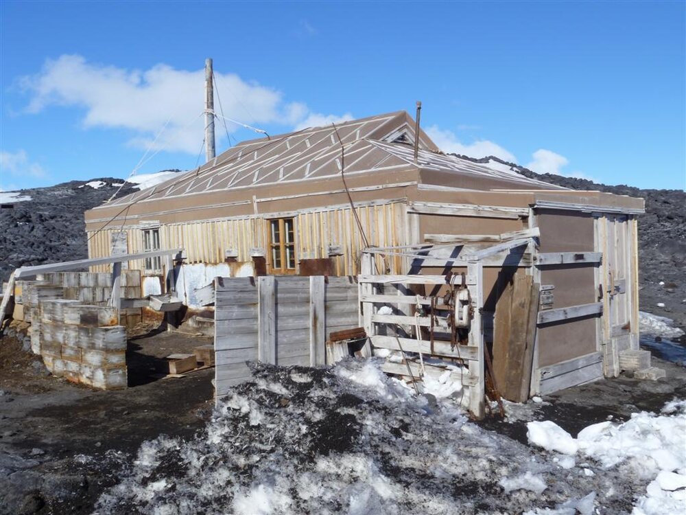 2011-12  Shackleton's 'Nimrod' hut inspection, exterior (004)