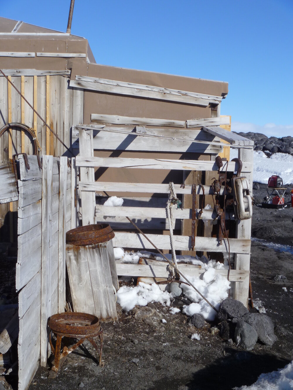 2011-12  Shackleton's 'Nimrod' hut inspection, exterior (005)