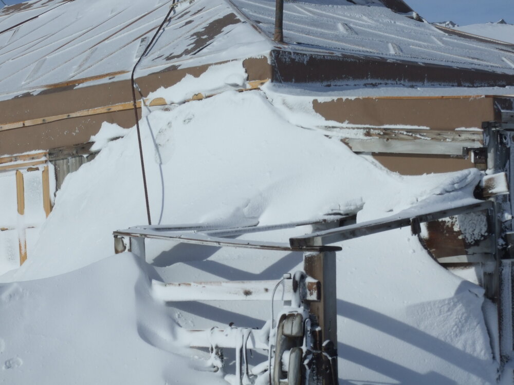Snow build-up on Shackleton's 'Nimrod' hut (001)