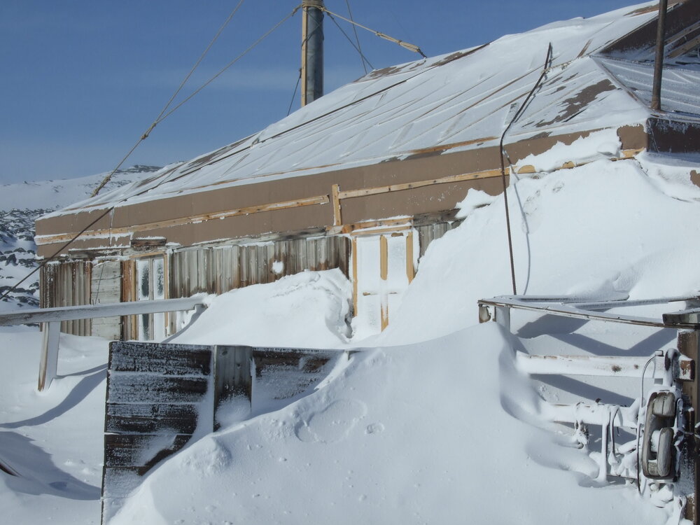 Snow build-up on Shackleton's 'Nimrod' hut (002)